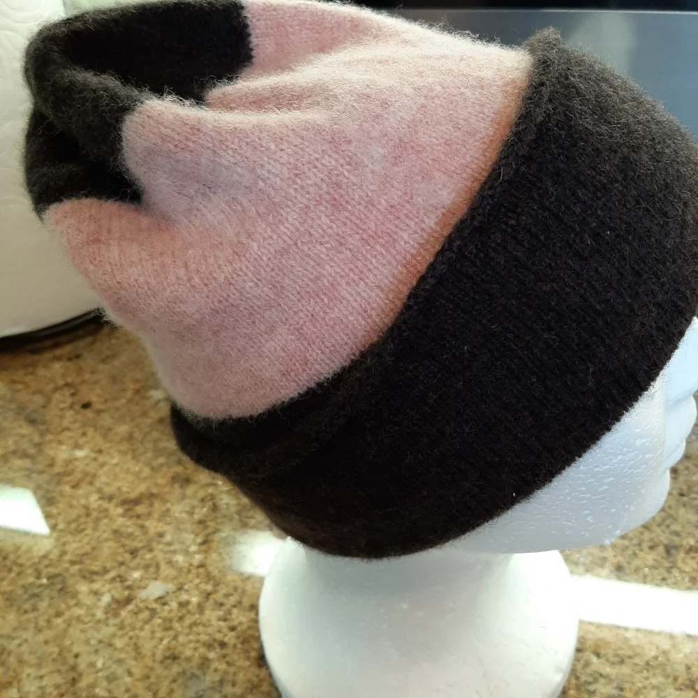 GAP 100% LAMBSWOOL KNIT HAT WITH SWEAT BAND.